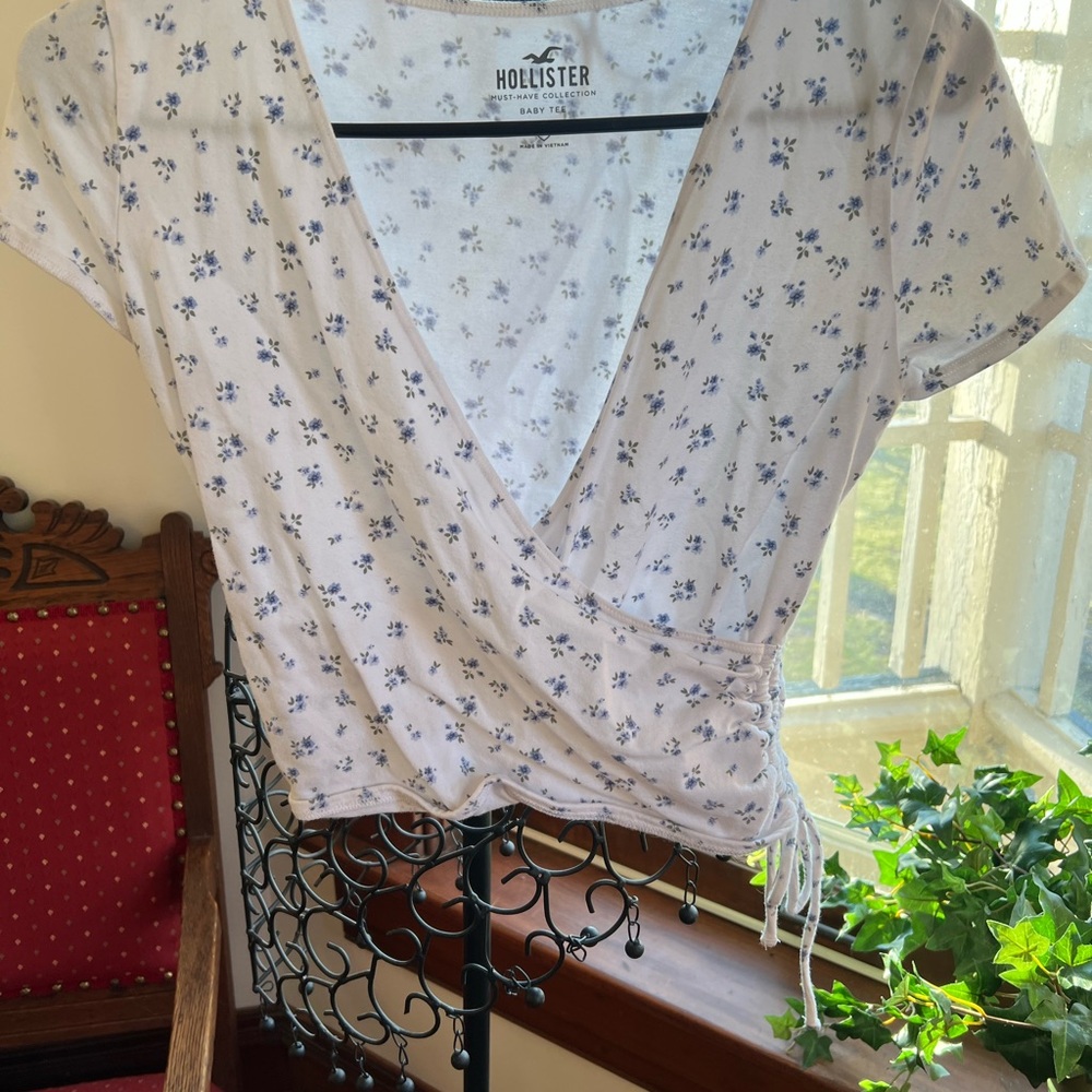 hollister floral wrap baby tee
